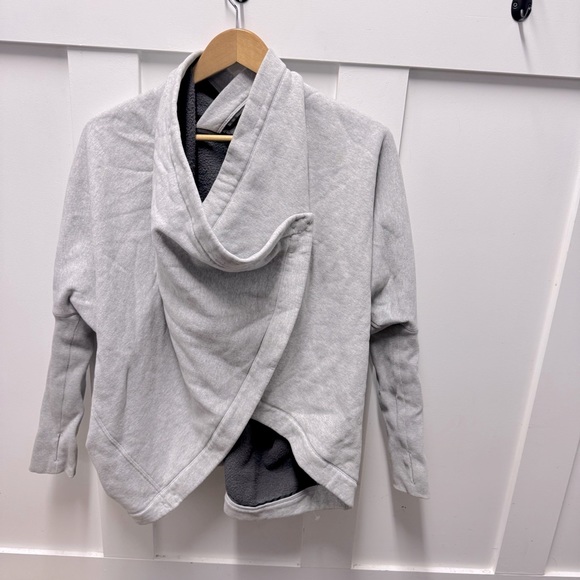 Lululemon it makes two wrap fits size 8-12 - Picture 2 of 4